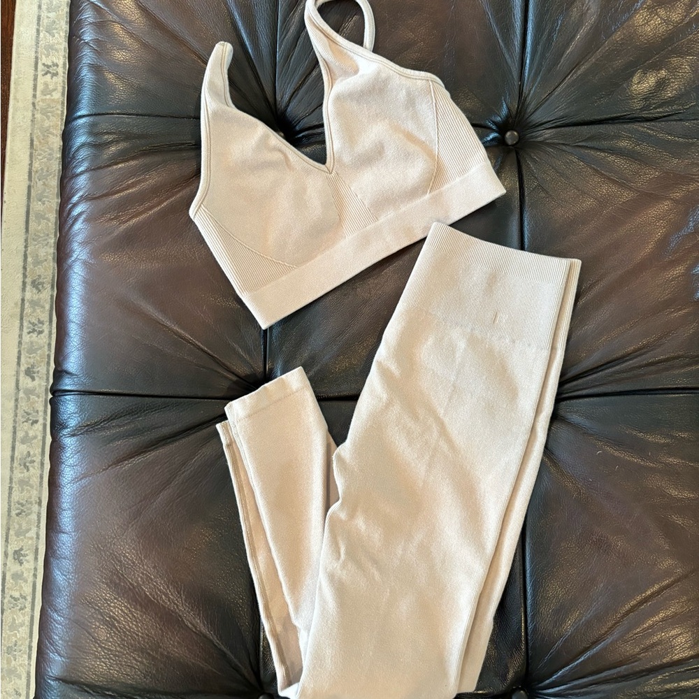 ✨EVERLANE Knit Ribbed Performance Legging & Sports Bra Set
